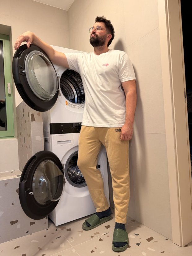 Béžové Sutepláky s černým logem