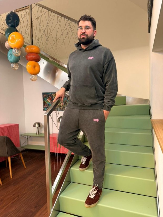 Šedé Sutepláky s růžovým logem