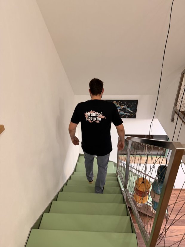 Triko - Hraniční porucha ( černé - starorůžové prase )