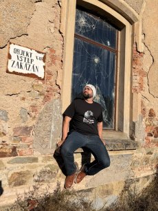 Triko - Nechci umřít v družstevním bytě