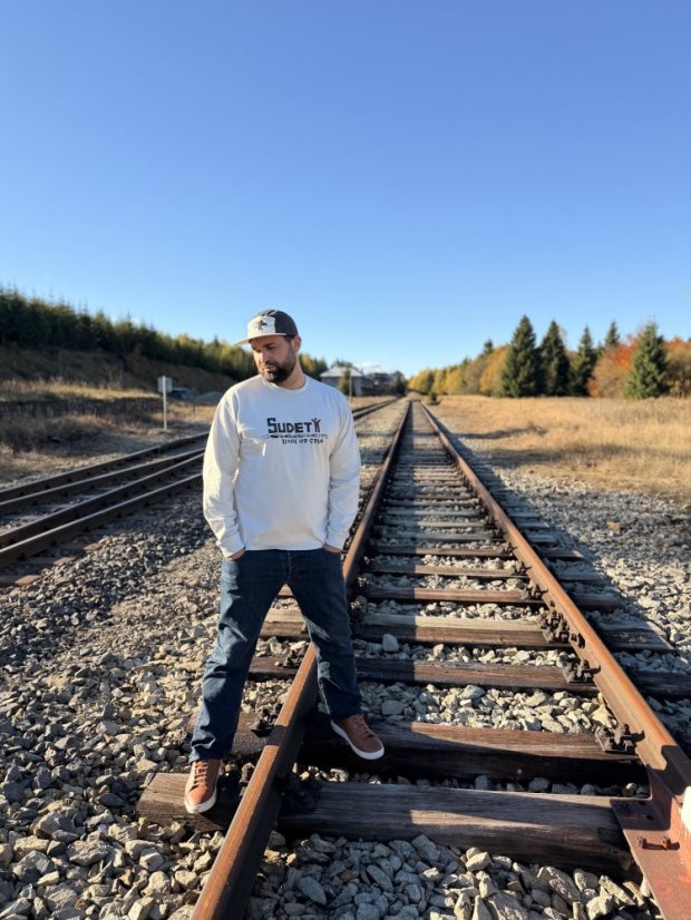 Béžové Triko s dlouhým rukávem - Sudety – život na čáře.