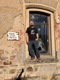 Triko - Nechci umřít v družstevním bytě