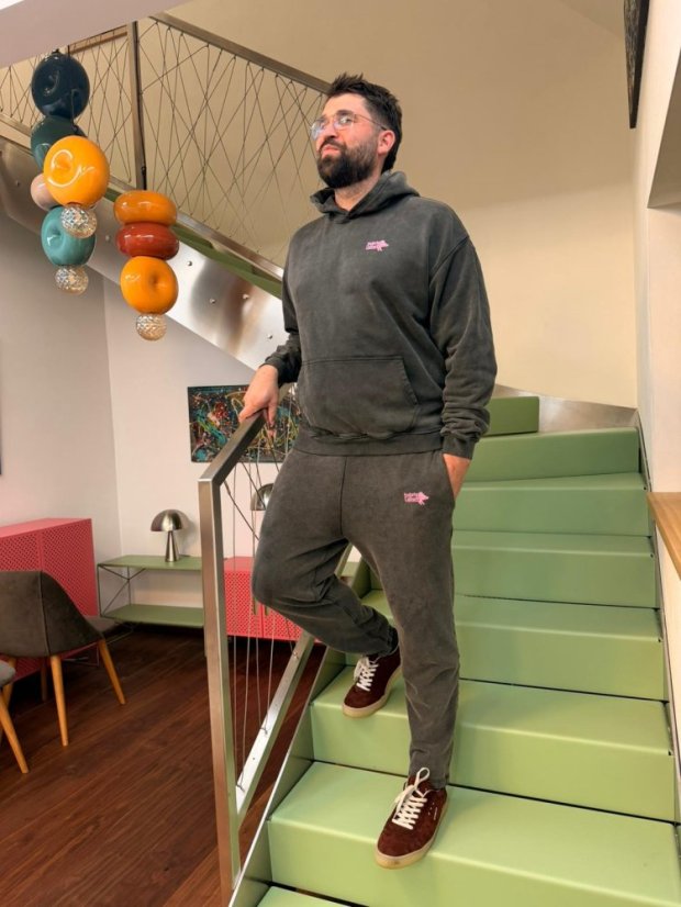 Šedé Sutepláky s růžovým logem