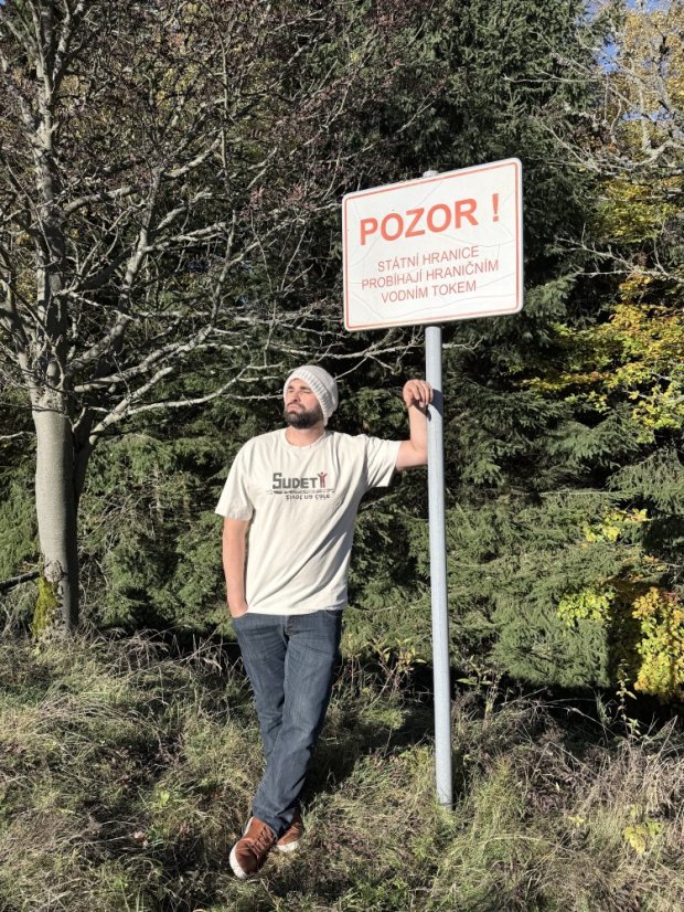 Béžové Triko s krátkým rukávem - Sudety – život na čáře.