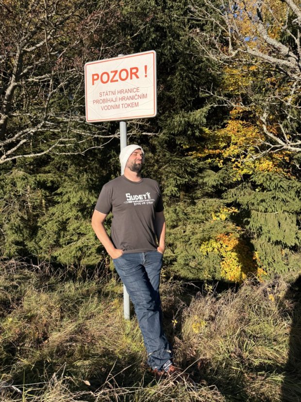 Šedé triko s krátkým rukávem - Sudety – život na čáře.